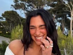 Dua Lipa dan Callum Turner Bertunangan, Cincin Berlian Klasik Jadi Sorotan