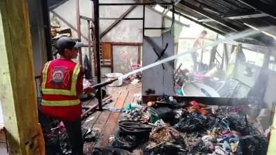 Sungai Pinyuh Dilanda Kebakaran Subuh, Tiga Rumah Jadi Korban