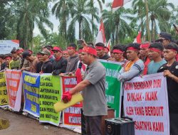 Warga Dusun Nangka Geruduk Kantor Bupati Mempawah