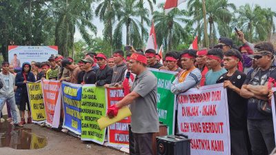 Warga Dusun Nangka Geruduk Kantor Bupati Mempawah