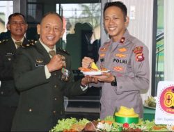 Polres Mempawah Beri Kejutan HUT ke-80 TNI, Wujud Soliditas Tanpa Batas!