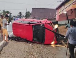 mobil Calya Oleng dan Terguling di Kuala Secapah, Warga Panik Pagi Buta